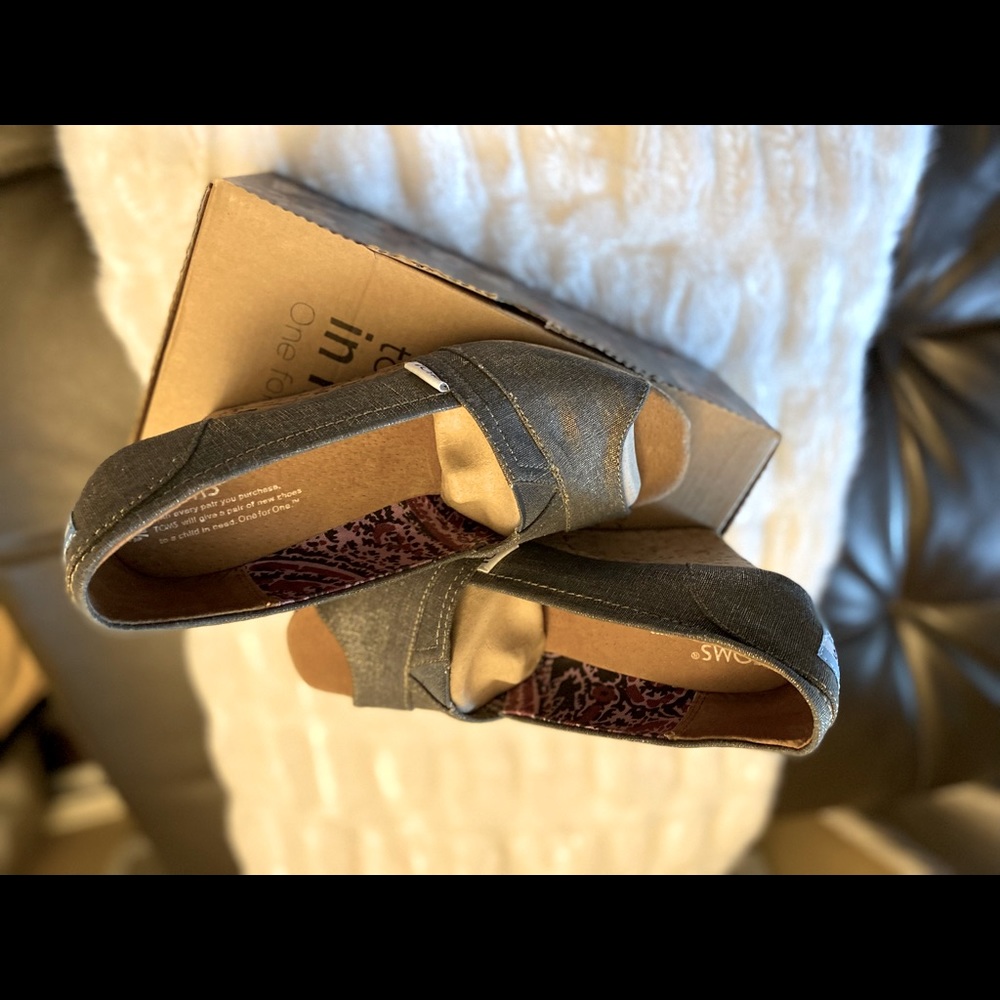 TOMS Silver Azar Wedge size 7.5